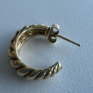 single mejuri croissant hoop